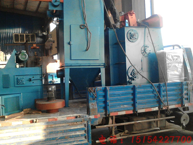 Q326履帶式拋丸機車間內(nèi)裝車準備發(fā)貨